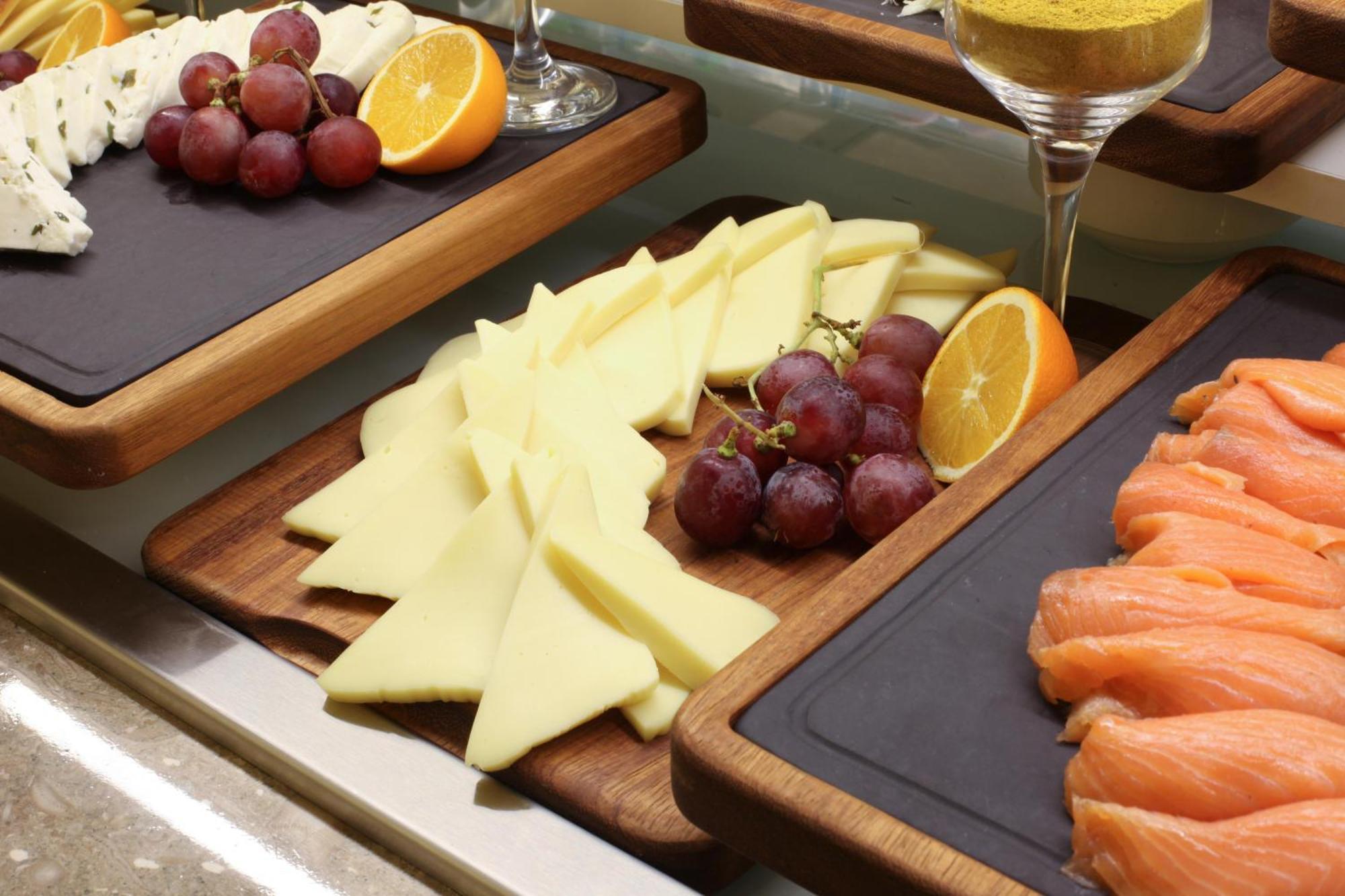 Bentley Hotel Bosphorus - Special Class Istanbul Bagian luar foto A cheese platter