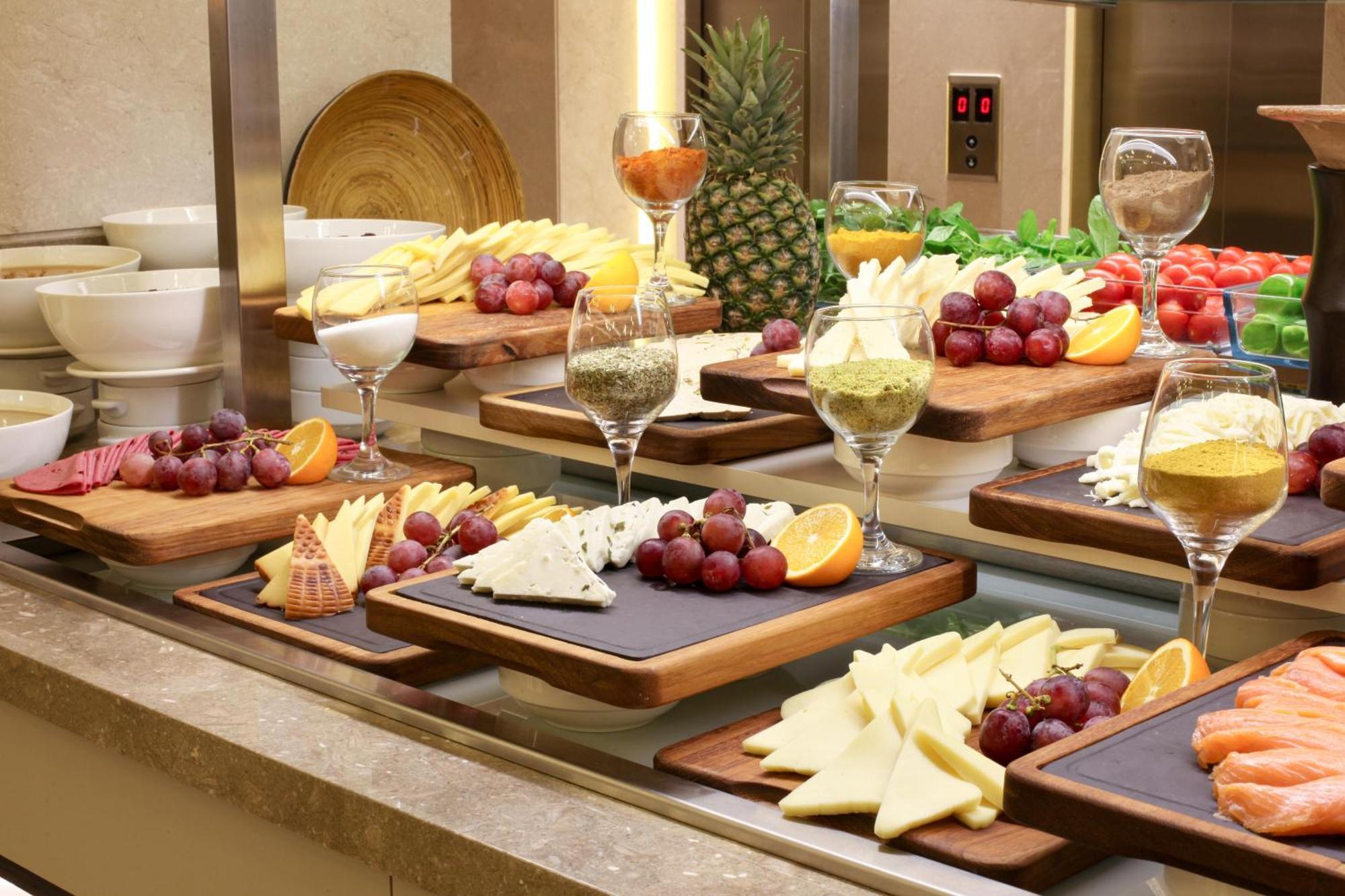 Bentley Hotel Bosphorus - Special Class Istanbul Bagian luar foto A cheese platter