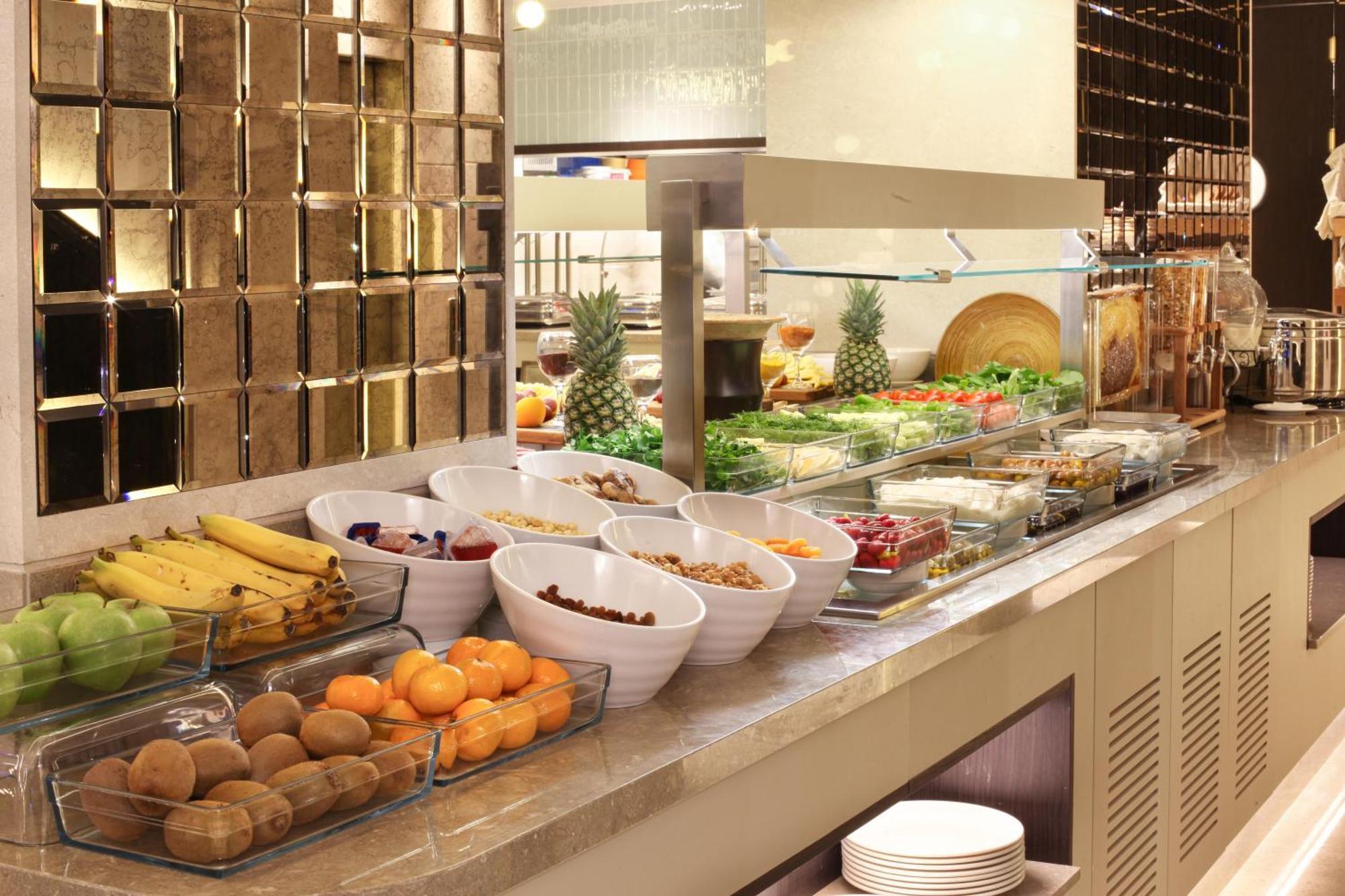 Bentley Hotel Bosphorus - Special Class Istanbul Bagian luar foto A buffet at a hotel
