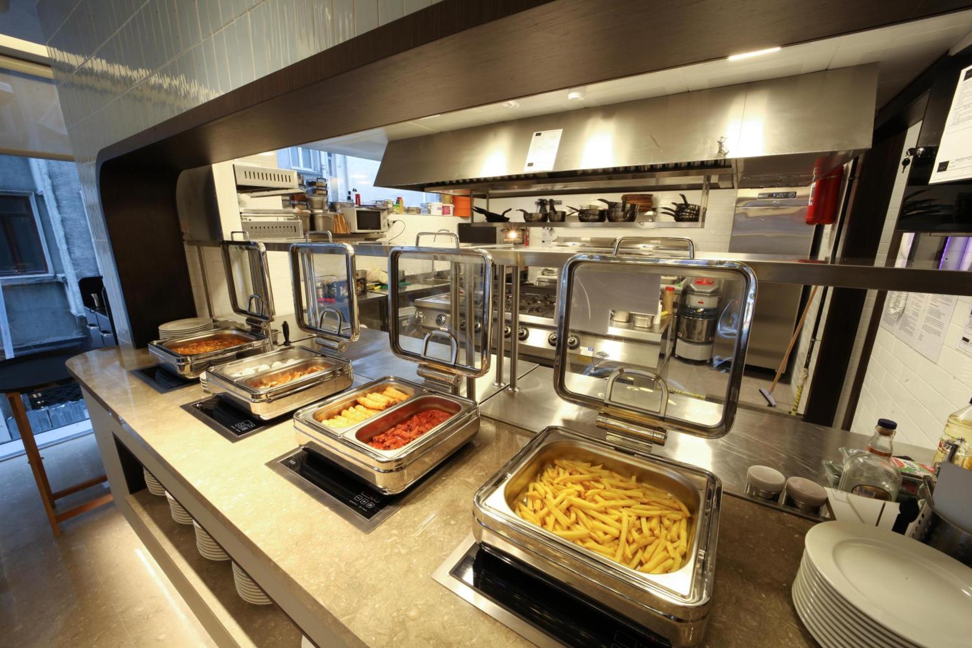 Bentley Hotel Bosphorus - Special Class Istanbul Bagian luar foto A buffet at a restaurant