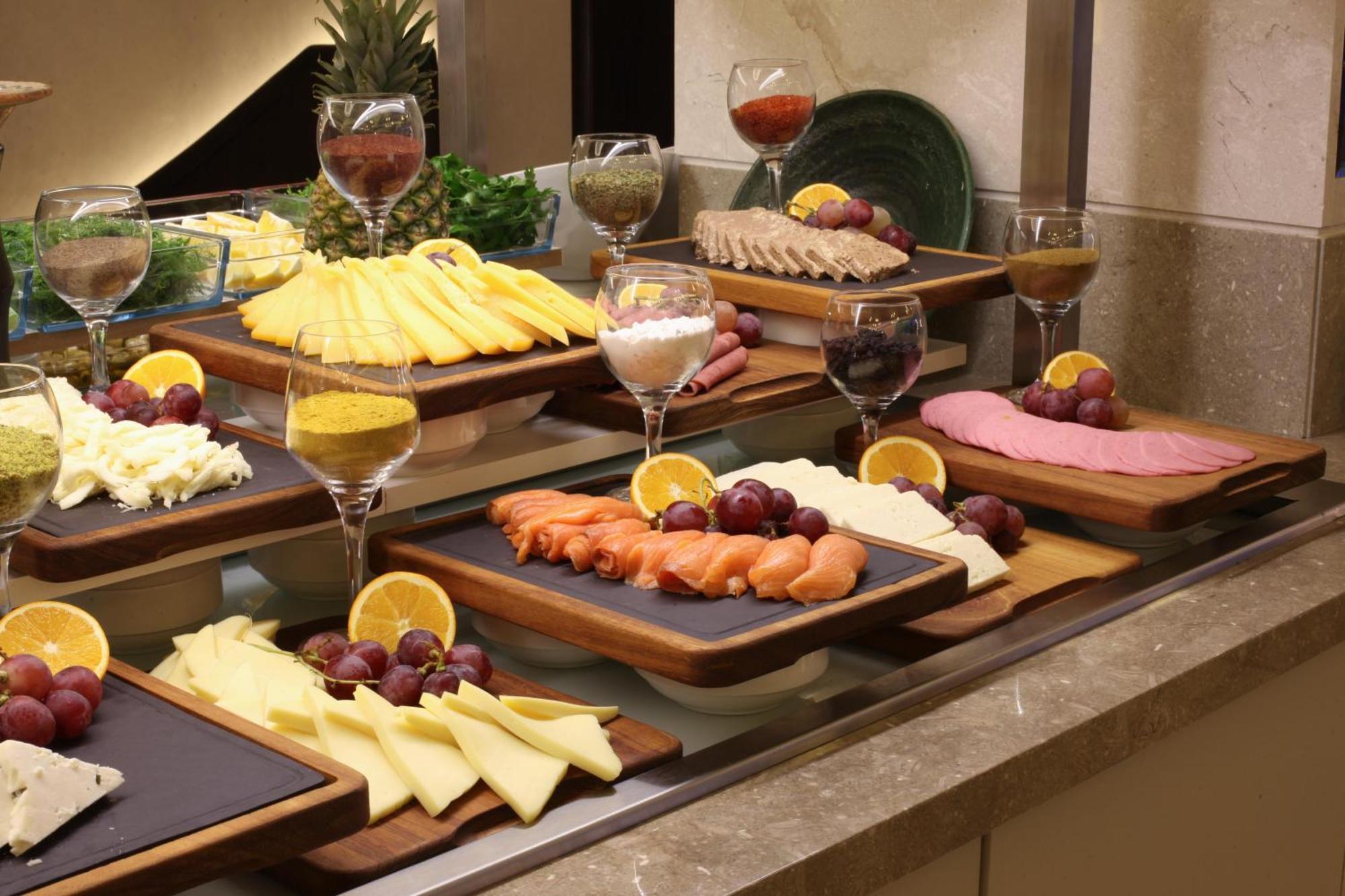 Bentley Hotel Bosphorus - Special Class Istanbul Bagian luar foto A cheese platter