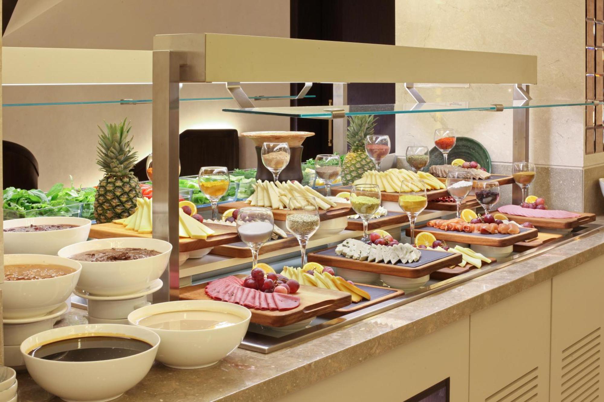 Bentley Hotel Bosphorus - Special Class Istanbul Bagian luar foto A buffet at a hotel