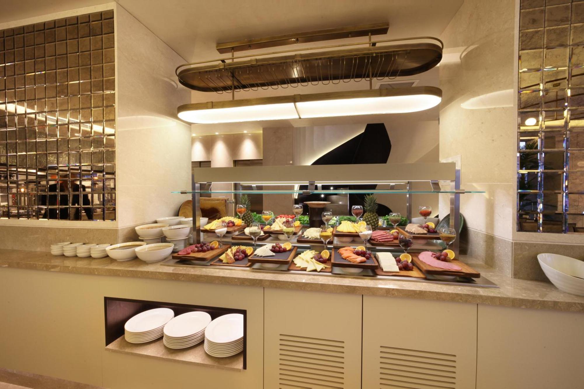 Bentley Hotel Bosphorus - Special Class Istanbul Bagian luar foto A buffet at a hotel