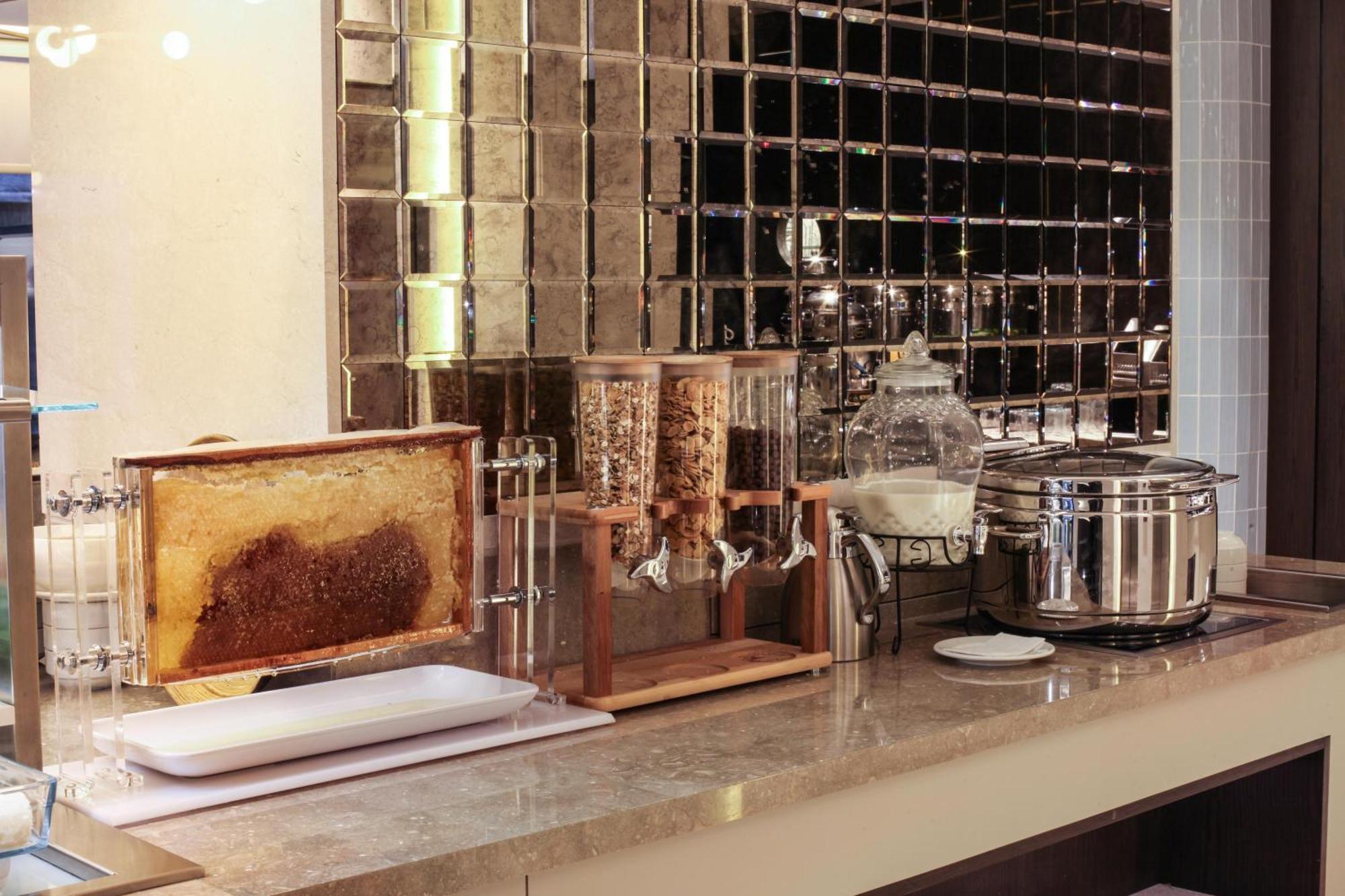 Bentley Hotel Bosphorus - Special Class Istanbul Bagian luar foto A coffee station at a hotel