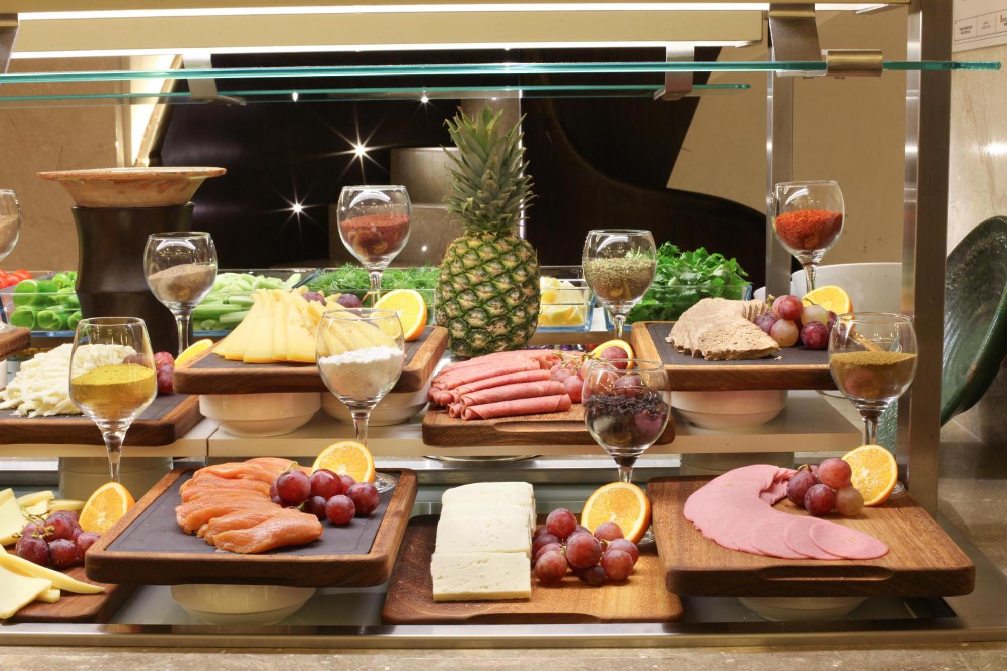 Bentley Hotel Bosphorus - Special Class Istanbul Bagian luar foto A buffet
