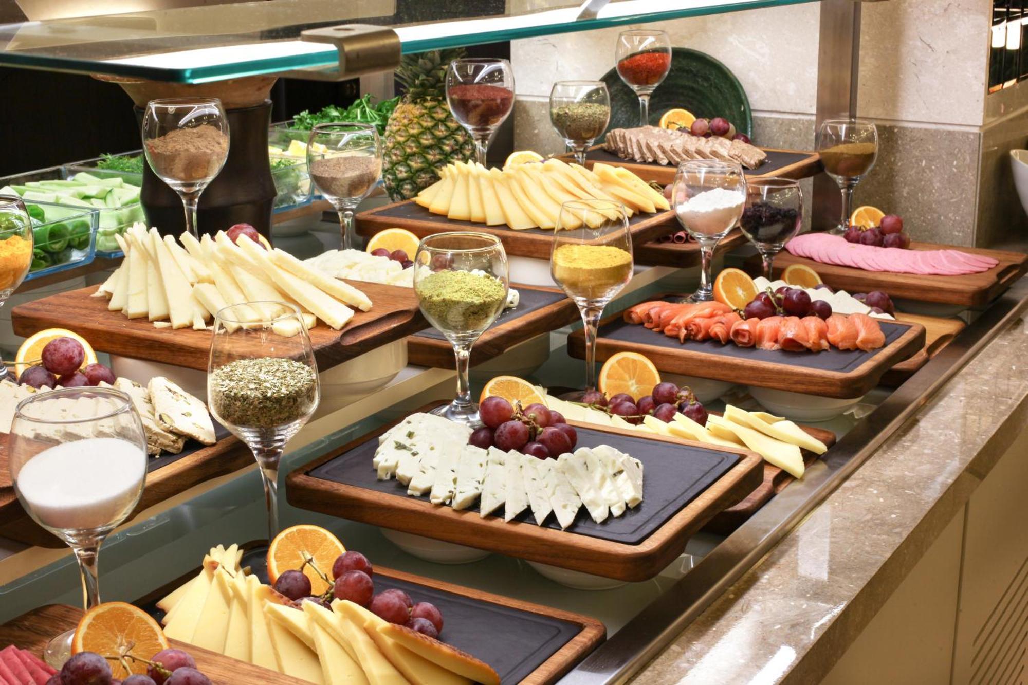 Bentley Hotel Bosphorus - Special Class Istanbul Bagian luar foto A cheese platter