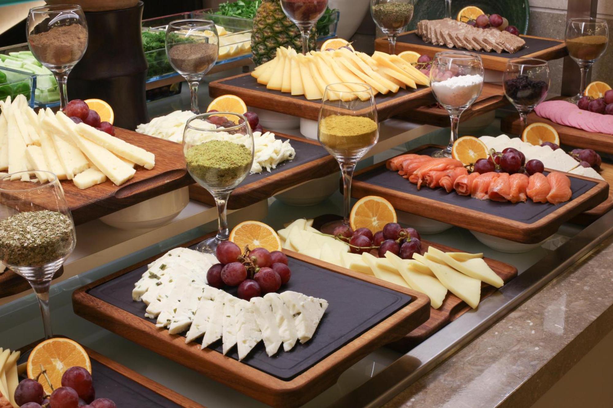Bentley Hotel Bosphorus - Special Class Istanbul Bagian luar foto A cheese platter