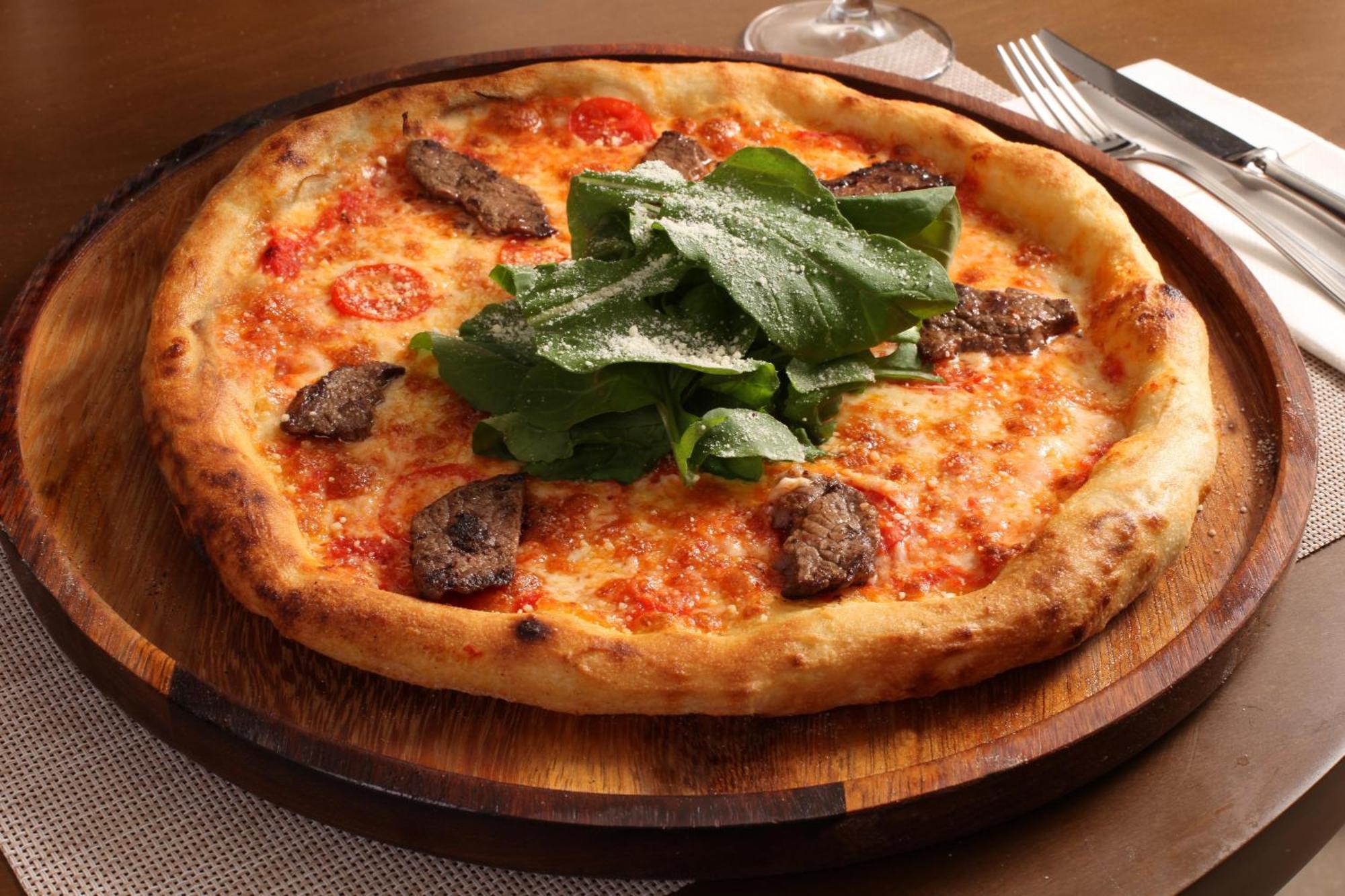 Bentley Hotel Bosphorus - Special Class Istanbul Bagian luar foto A pizza with lamb sausage and rocket