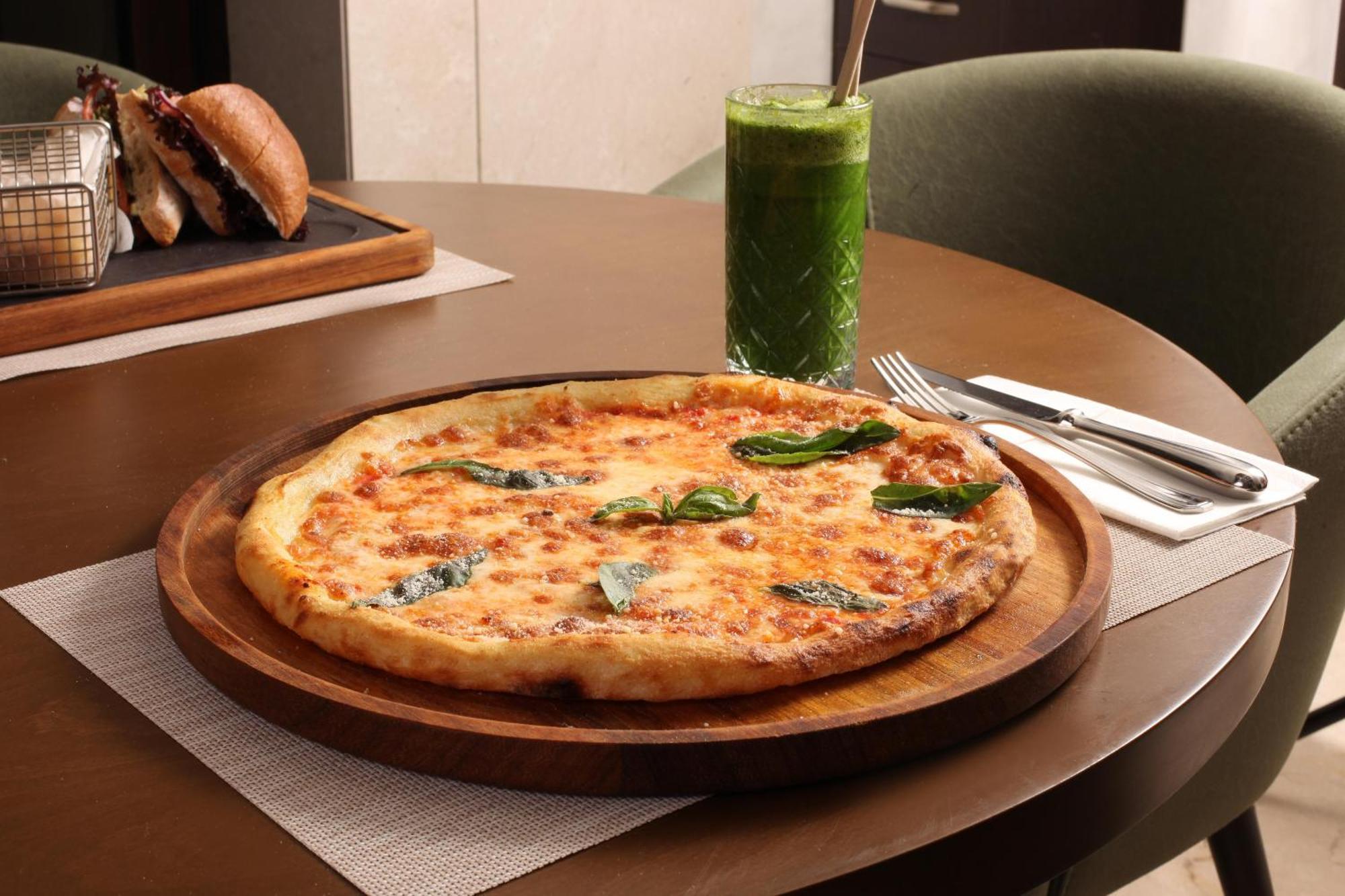 Bentley Hotel Bosphorus - Special Class Istanbul Bagian luar foto A pizza with spinach