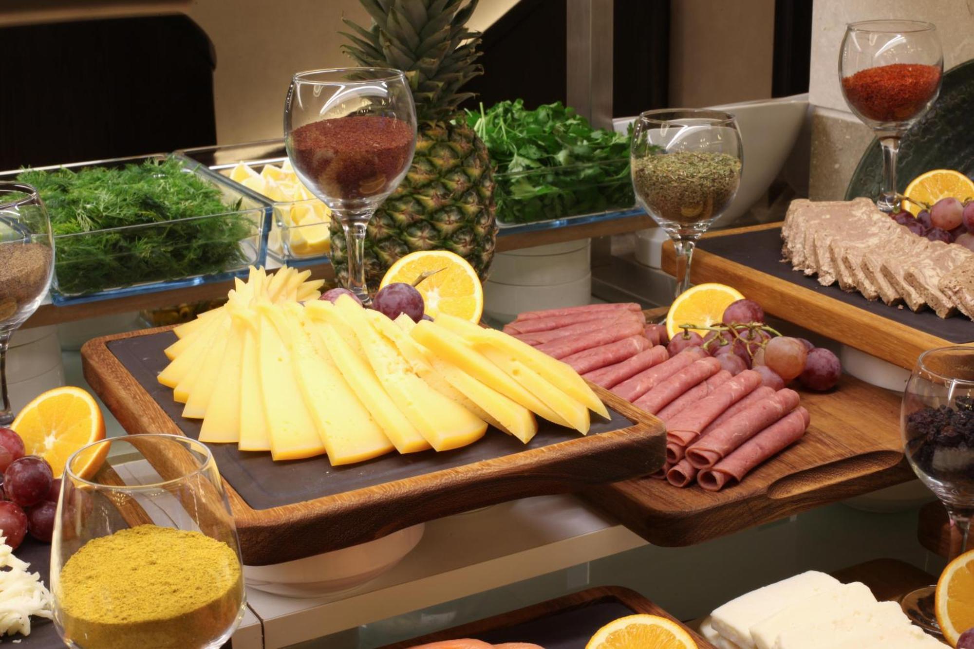 Bentley Hotel Bosphorus - Special Class Istanbul Bagian luar foto A buffet at a hotel