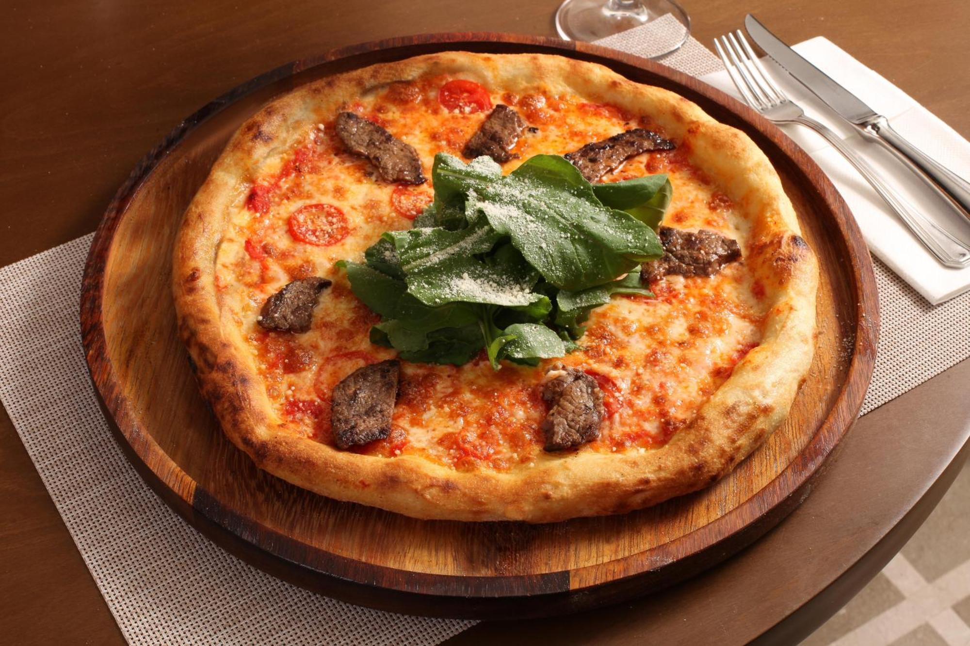 Bentley Hotel Bosphorus - Special Class Istanbul Bagian luar foto A pizza with sausage and arugula
