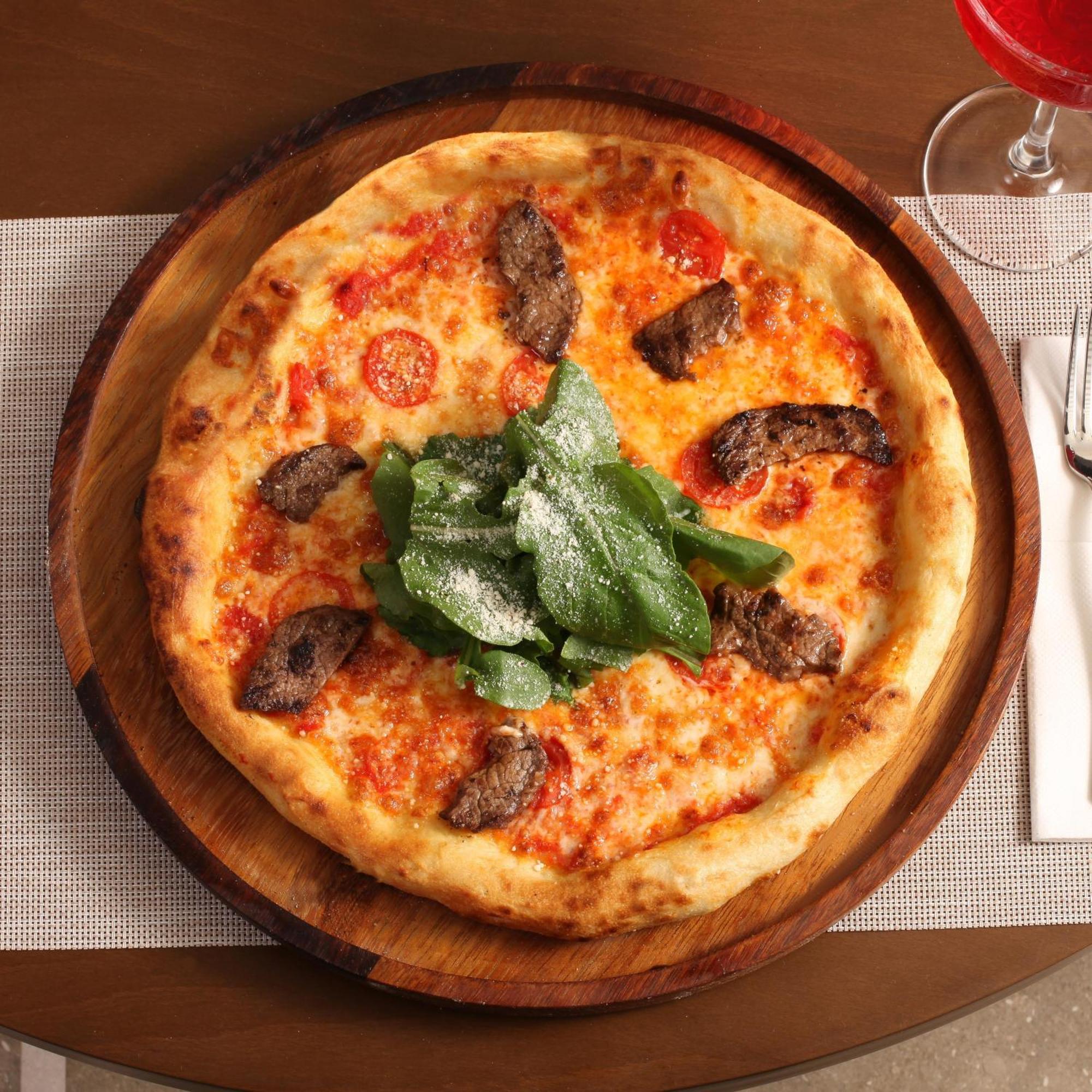 Bentley Hotel Bosphorus - Special Class Istanbul Bagian luar foto A pizza with spinach