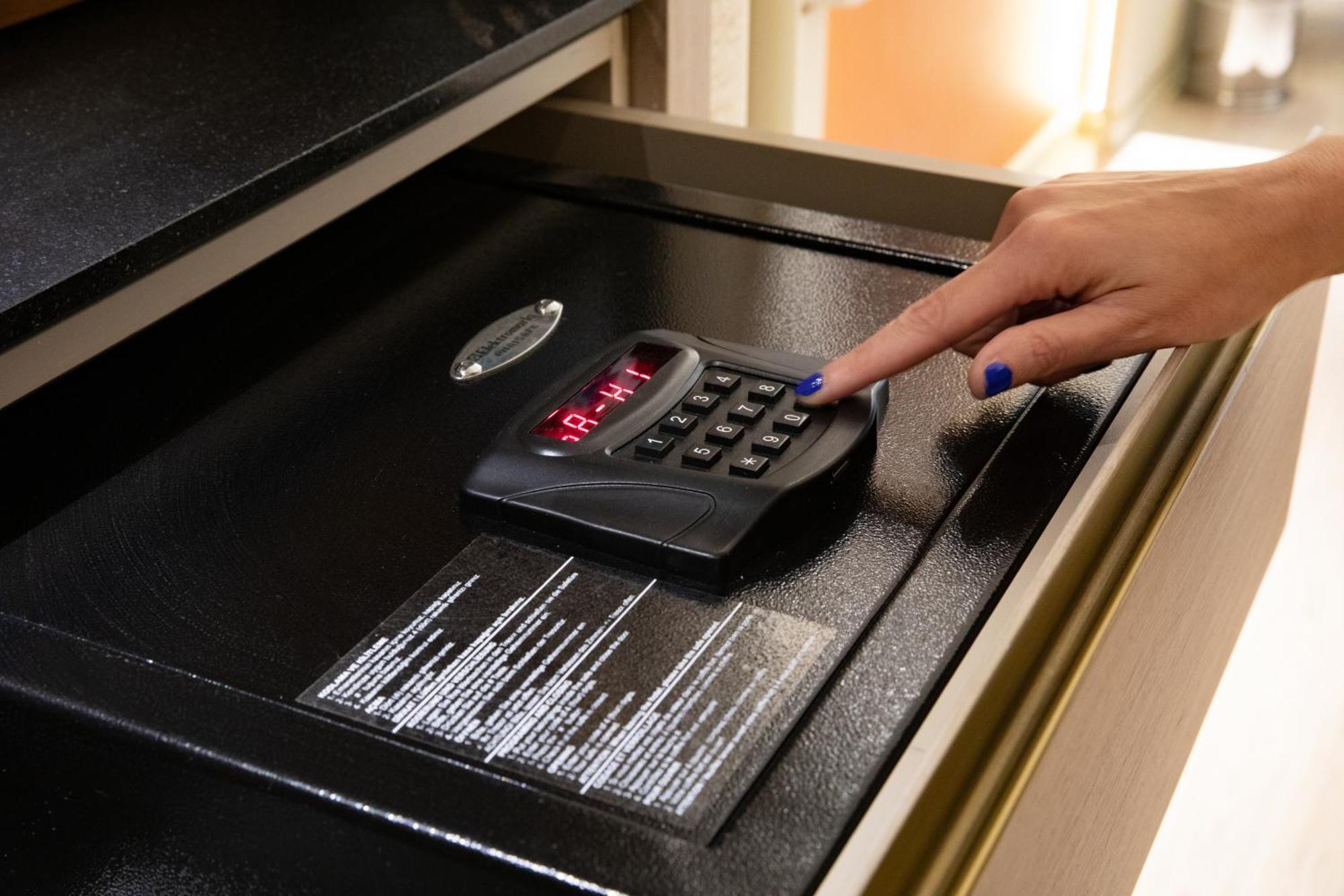 Bentley Hotel Bosphorus - Special Class Istanbul Bagian luar foto A safe with a keypad